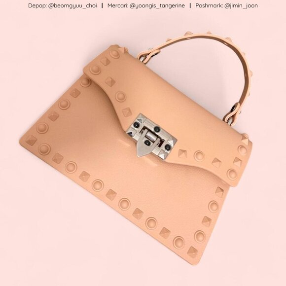 Peach purse with removable crossbody straps 👜🧚♀️ - Picture 1 of 5